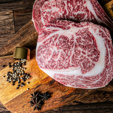 A4黑毛和牛肉眼扒厚切 (300G+-)...
